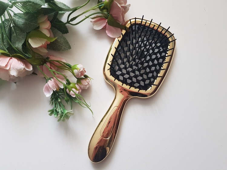 https://resources.cdn-kaspi.kz/shop/medias/sys_master/images/images/hc8/hc8/61688544165918/janeke-superbrush-limited-gold-black-106055682-3.jpg